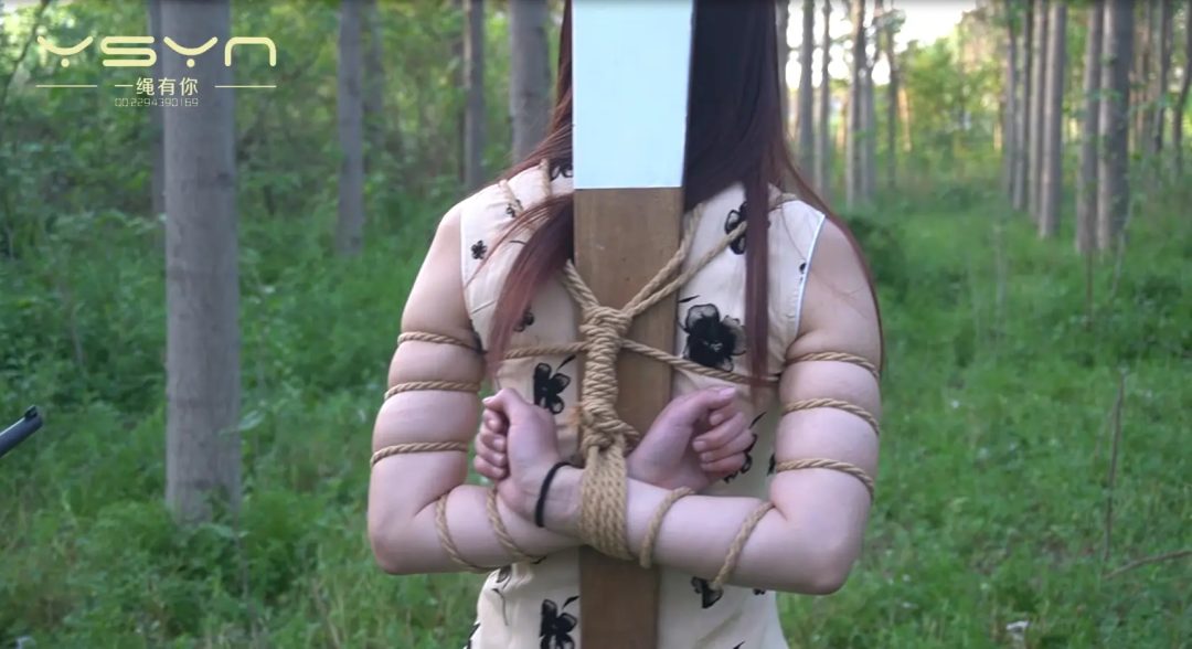 对暗号传递情报不幸被特务跟踪被捕的漂亮悠悠脚镣手铐刑房老虎凳蜡烛滴烧挠脚心挠腋窝-6