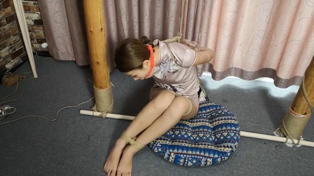 丽人旗袍挣扎 极限跪吊-8