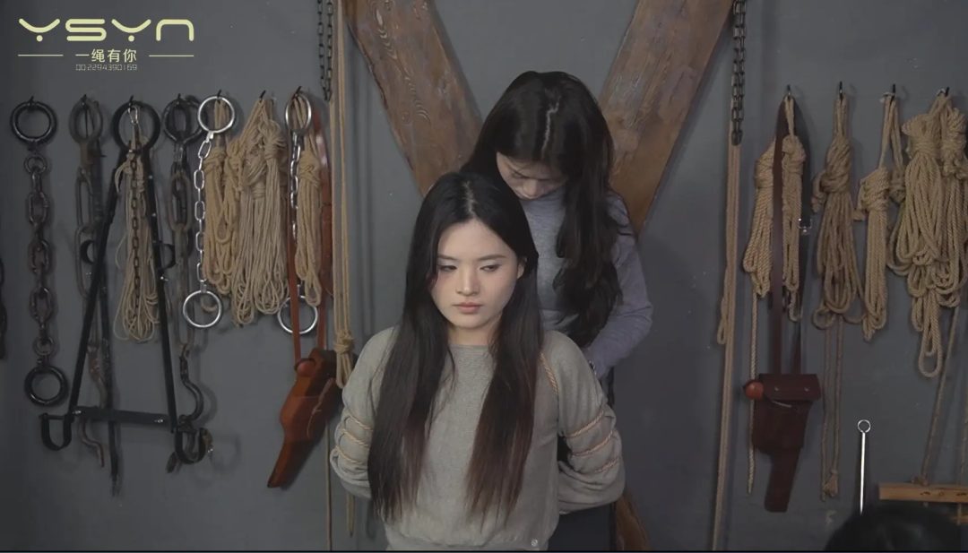 【双柳体验】柳依带来自己的小妹柳亦菲来到基地体验各种金属道具拶子绑住手腕吊起互绑五花-8