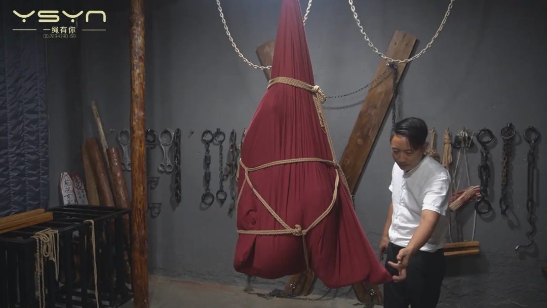 【笼中悲歌】暑假归来的梓瑶午睡惨遭绑匪堵嘴装麻袋吊起闷得汗流浃背又被五花大绑放进囚笼高高吊起-1