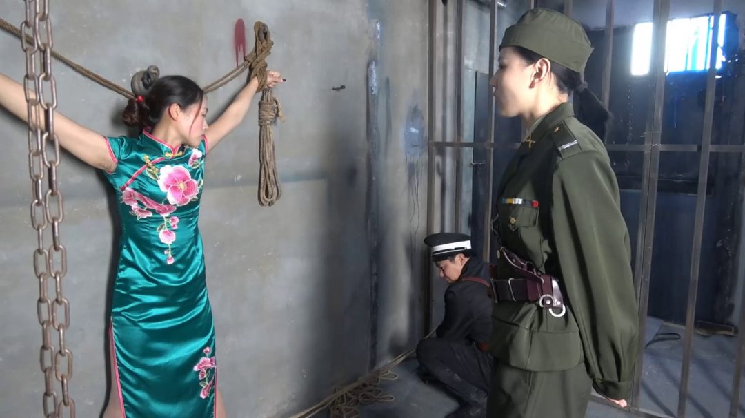 旗袍女烈王丫被抓捕、审问、老虎凳、吊敷、中式五花大绑枪毙-2