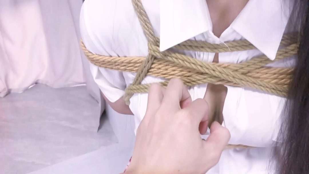 《路崽日记》-日式紧缚+胸缚+并腿缚+口塞+跪走+摸熊+欧式直臂紧缚+打脸+自行舔食+投喂零食+喂水+口塞+sp打屁股-6