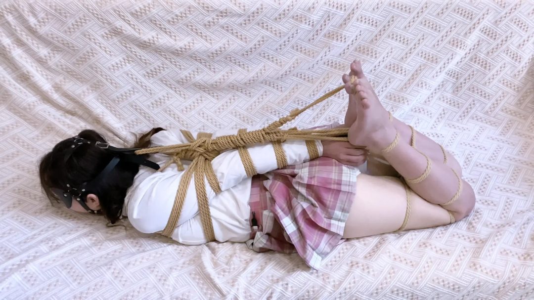 【嗷大喵】-《吃鱼的喵》-jk制服被欧式直臂,胸缚,蛇缚并腿缚,马具口球,紧缚驷马,绑脚趾,放置伺候和挣扎,tk,裸足,痛感愈发强烈的耐力考验等等-4