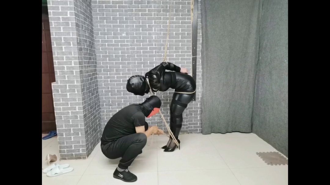 柔柔皮衣高跟 丝袜堵嘴 皮帽全封 双腿紧缚 黑带直臂紧缚高吊 原地挣扎-5