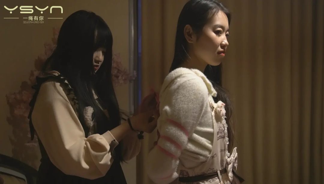 【被偷窥的恋爱】一对漂亮的洛丽塔女孩回到卧室秀恩爱被劫匪偷窥威胁各种样式捆绑挠痒痒-8