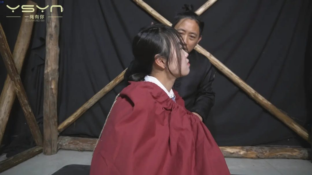 漂亮JK女孩惨遭绑匪捂晕装袋吊起来海老缚鸭子坐捆绑再次捂晕-4