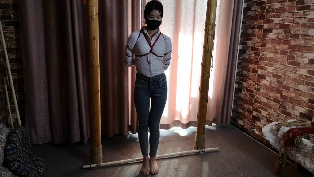 杨蕊 牛仔裤 红绳五花 难受的姿势-1