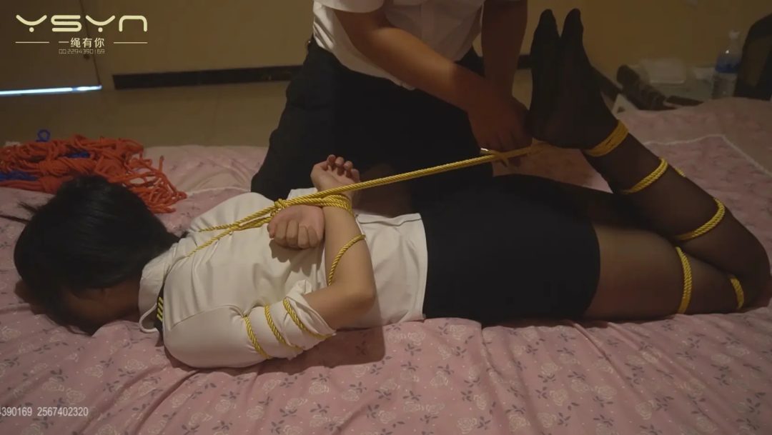 【意外的遭遇】高颜值漂亮女孩上门调查户口时水里被下迷药任人摆弄紧敷捆绑蒙眼堵嘴-2