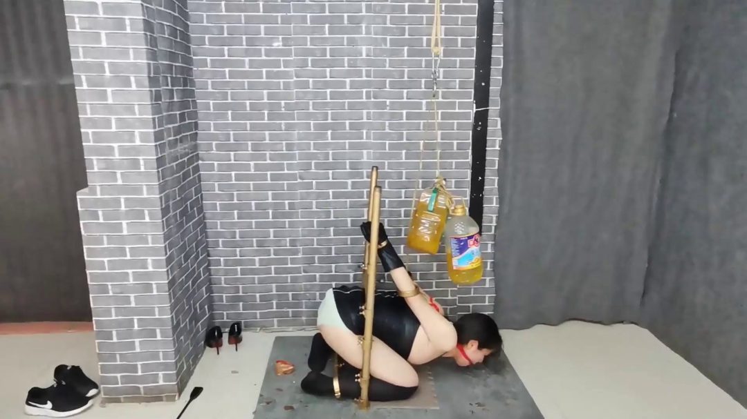 新型拘束架把柔柔奴禁锢，头发高吊，肛勾吊环系上油桶下坠,越动越难受-7