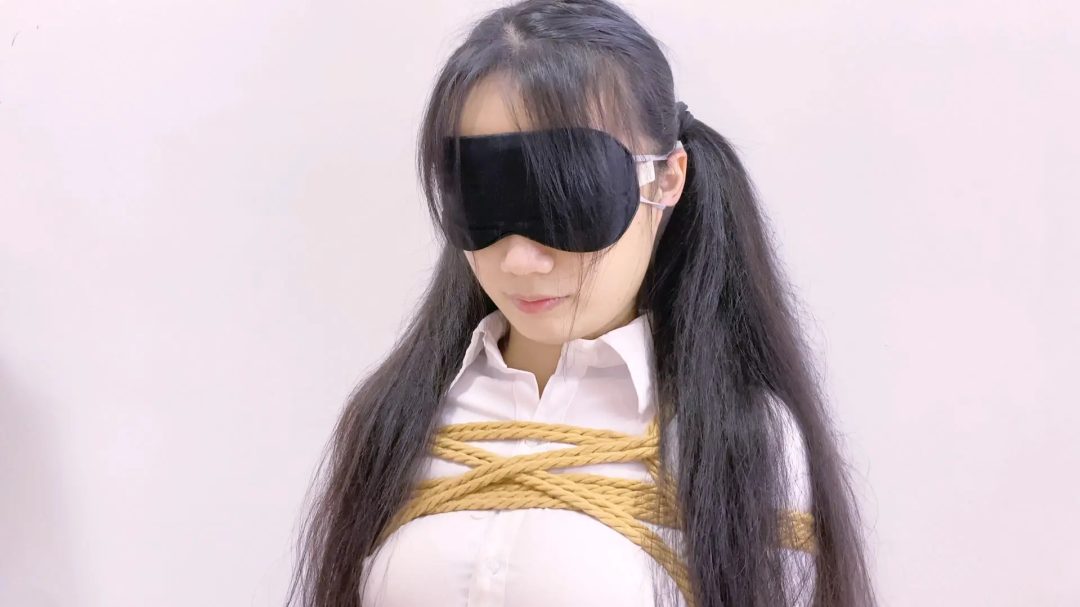 《少女情劫》-被超紧日式紧缚+胸缚+股绳+蛇缚并腿捆+丝袜堵嘴再口球+强制TK+堵嘴取出+强制弓腰+胶布封嘴+猛烈TK+脚底特写+放置挣扎+手掌死灰色绑哭两-4