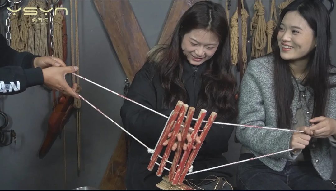 【双柳体验】柳依带来自己的小妹柳亦菲来到基地体验各种金属道具拶子绑住手腕吊起互绑五花-5