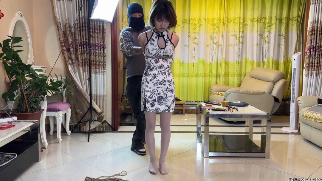 模特小艺白丝小旗袍 驷马捆绑，驷马捆绑加上丝袜勒嘴-2