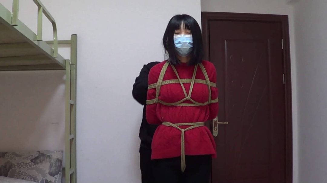 00后小美女红豆 想体验绑得紧点爬都不能爬的感觉 一个交叉驷马教她做人-4