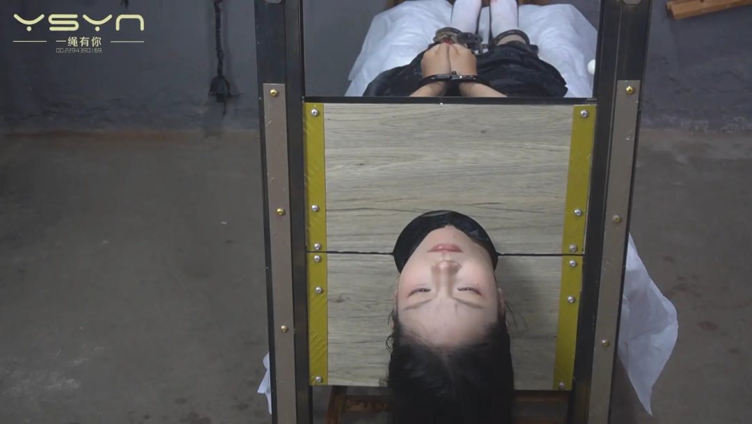 【血祭断头台】76号魔窟里的旗袍女孩经历老虎凳钉子钳子板子挠脚心走绳后躺在断头台上被断头展示头颅-7