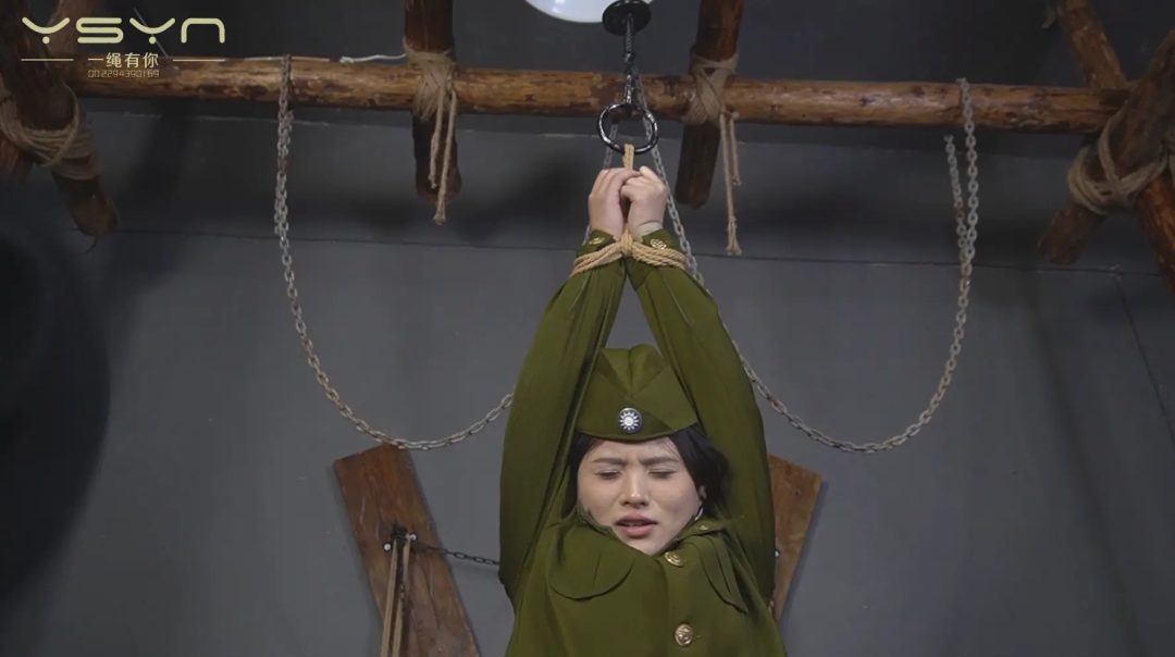 【谍影姐妹】姐妹花执行任务被特务逮捕抓进刑房绑在X架双手吊起鞭打老虎凳打挠脚心-6