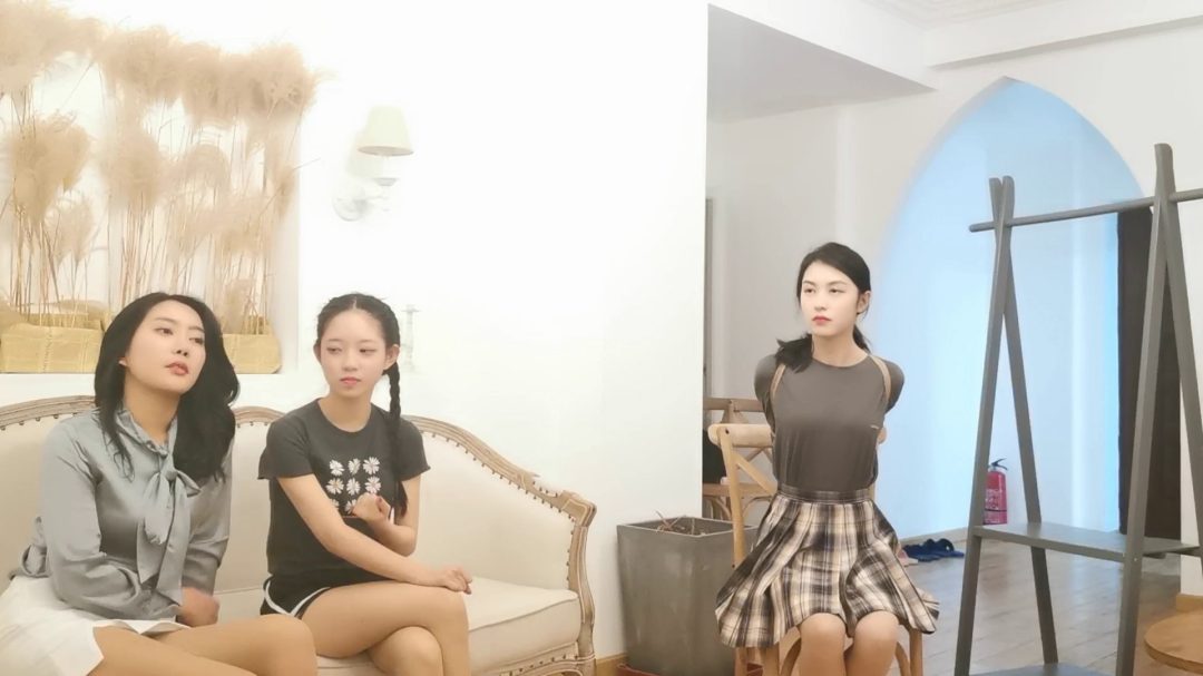 定拍珊珊、莞尔、小丁的捆绑惩罚游戏-3