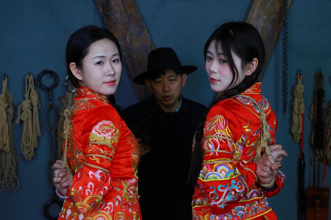 【秀禾姐妹花】新模小雨、小晴被土匪抢来五花大绑老虎凳拶子等各种刑具-9