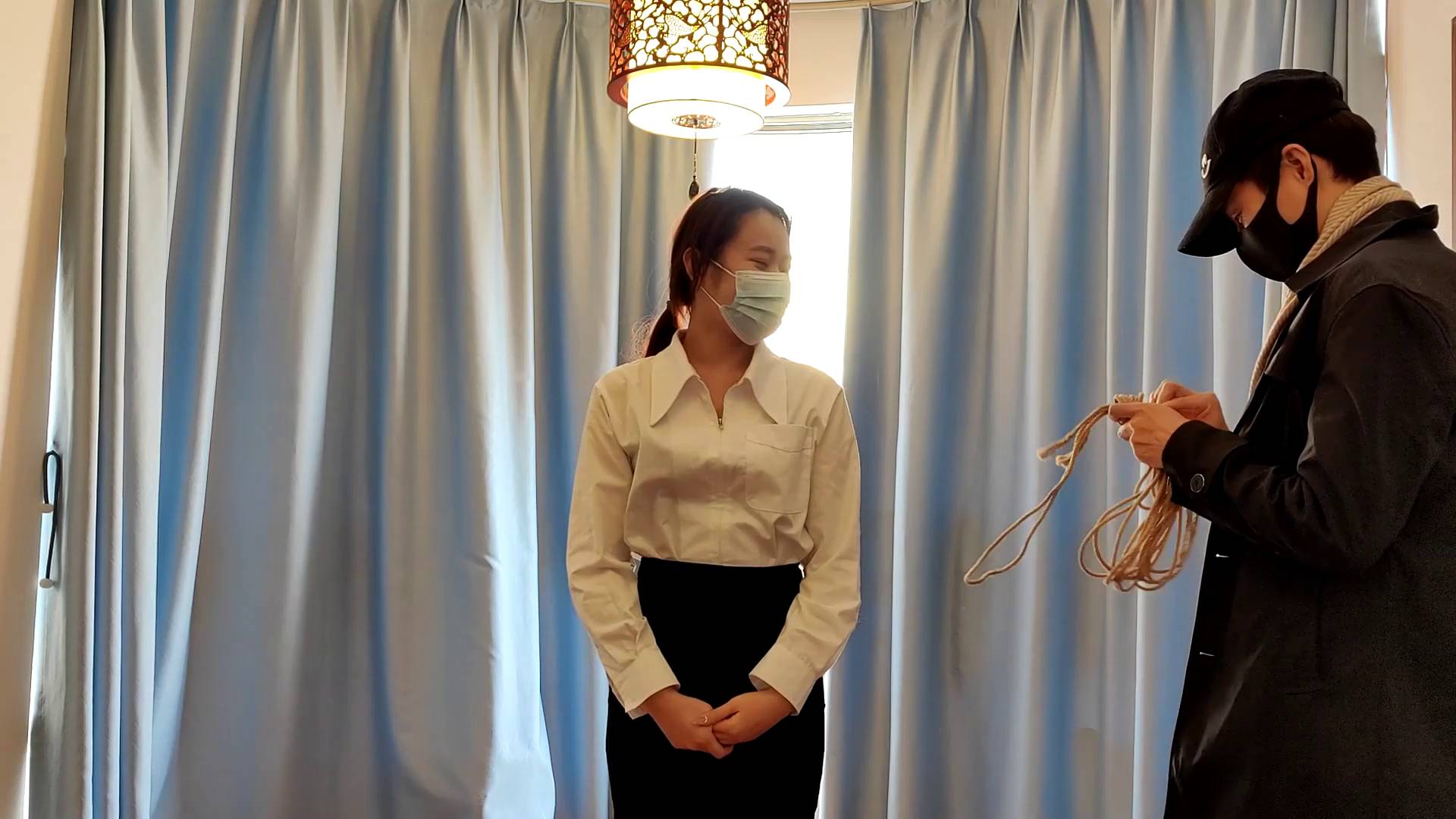 小花麻绳KB拘束袋紧束，高高悬空吊起来