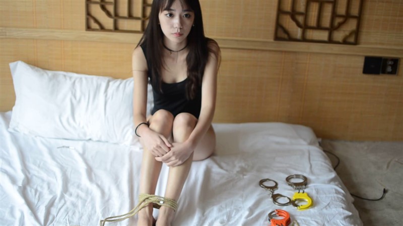 超可爱萌妹子被吊铐 戴口球反铐，绳缚绑腿，板铐，链铐，asp手铐全部用上-7