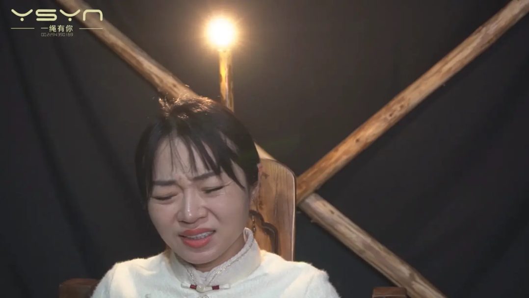 【被捕女教师】由于叛徒出卖被抓捕的女教师惨遭严刑拷打双手吊起鞭打老虎凳铁钳子夹脚趾电刑五花大绑枪决-10