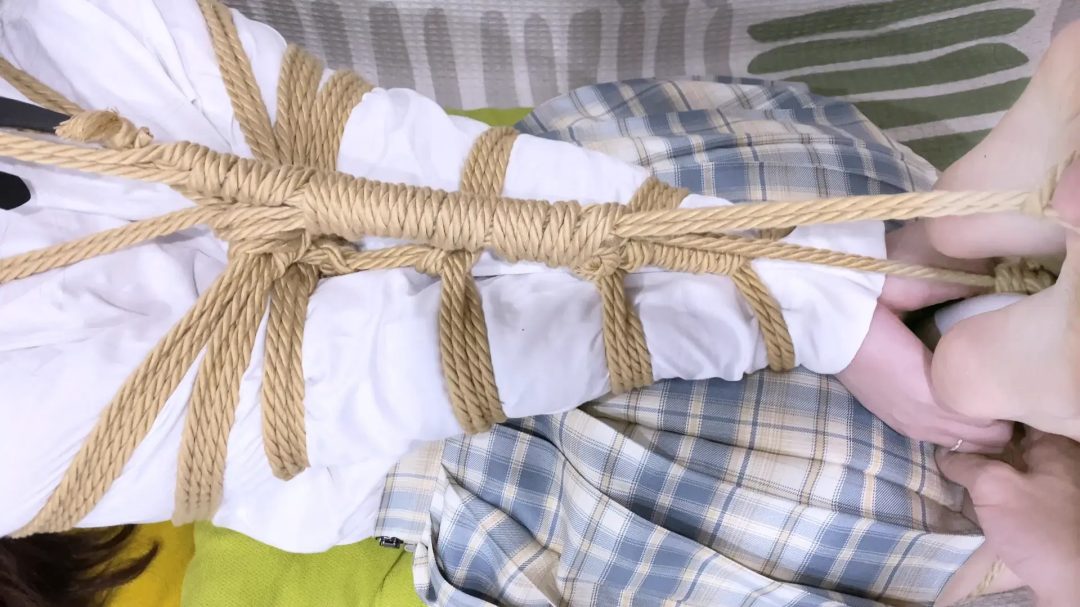 《吃鱼的喵》-jk制服被超紧直臂驷马放置,绑脚趾,马具口球强制抬头,裸足蛇缚并腿捆,纯放置玩法没有花哨的内容,紧缚直臂爱好者福音-5