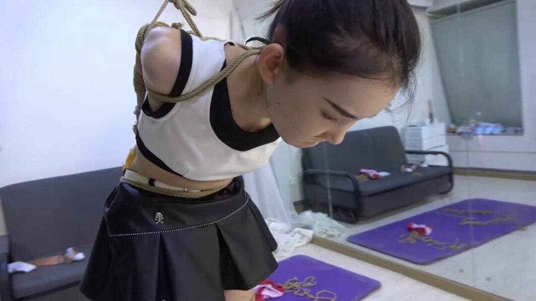 定拍果果黑色短裙超紧直臂捆绑-8