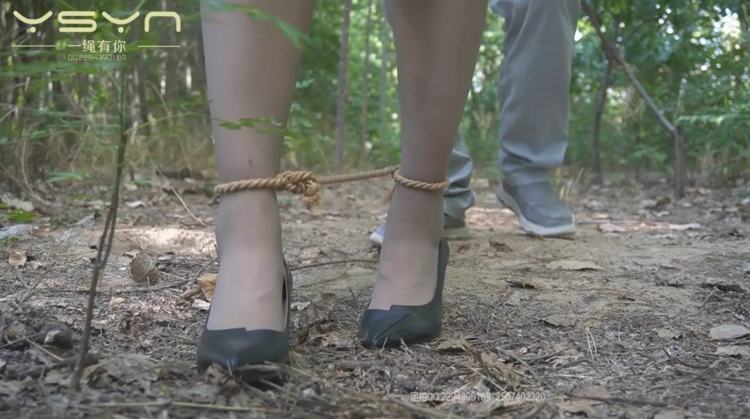 漂亮金发灰丝女孩受尽大字绑鞭打老虎凳挠痒鞭打脚心金属拘束架折磨临危不惧小树林五花-9