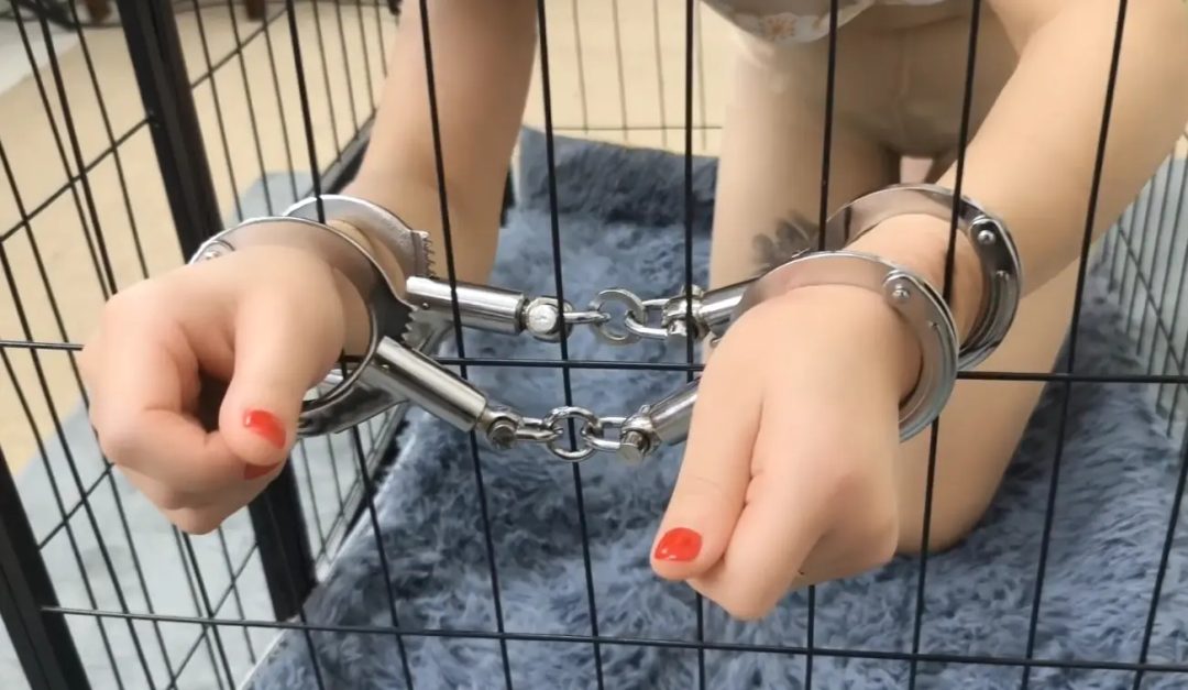 中年同好遛狗关笼子-9