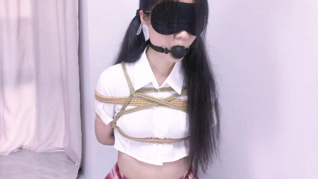 《路崽日记》-日式紧缚+胸缚+并腿缚+口塞+跪走+摸熊+欧式直臂紧缚+打脸+自行舔食+投喂零食+喂水+口塞+sp打屁股-7