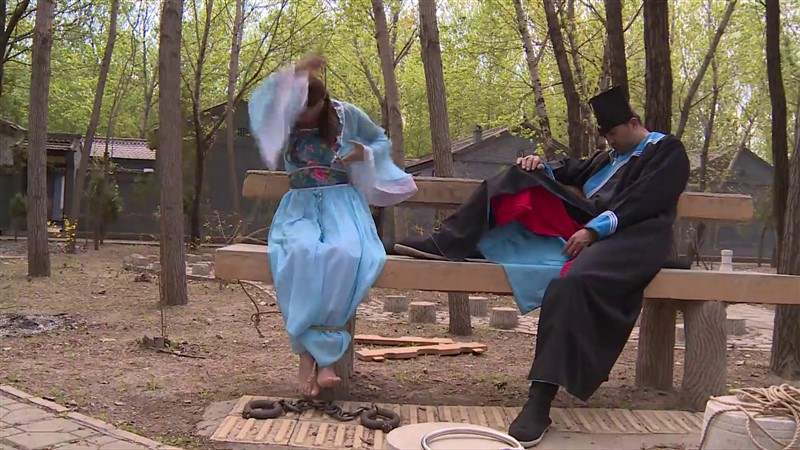 犯妇押解，漂亮女犯带枷赤足脚镣押解惩罚-6