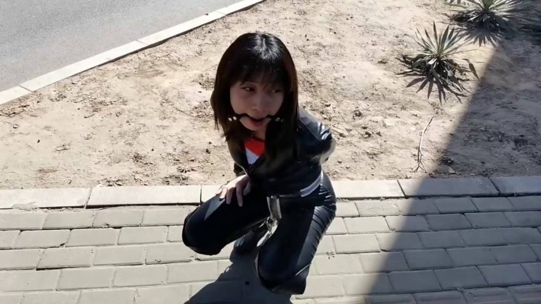 云儿连体铐极不情愿户外游玩，回去直接倒吊起来-3