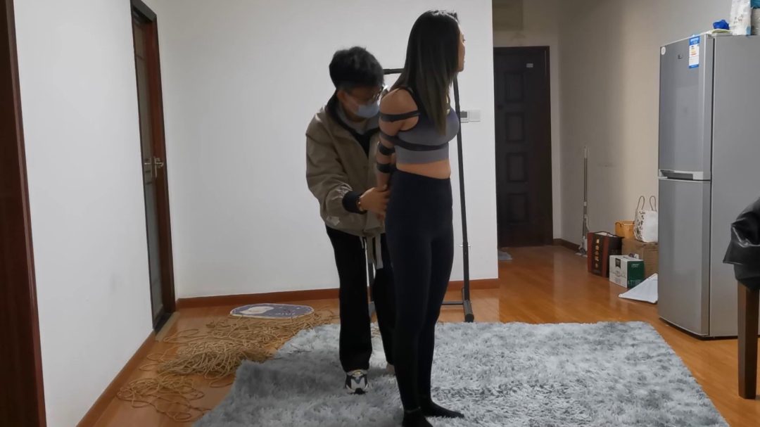 初中体育老师晓瑜，初次被捆，给大家表演一个挣扎-5