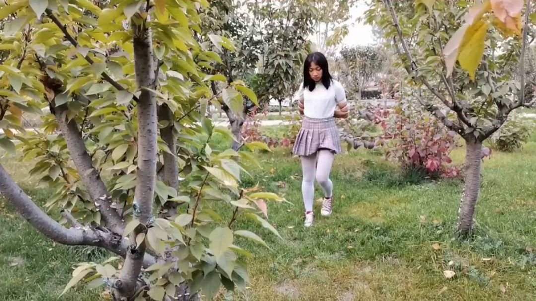 云儿白色硬绳五花紧缚户外大路旁草丛双层全包-3