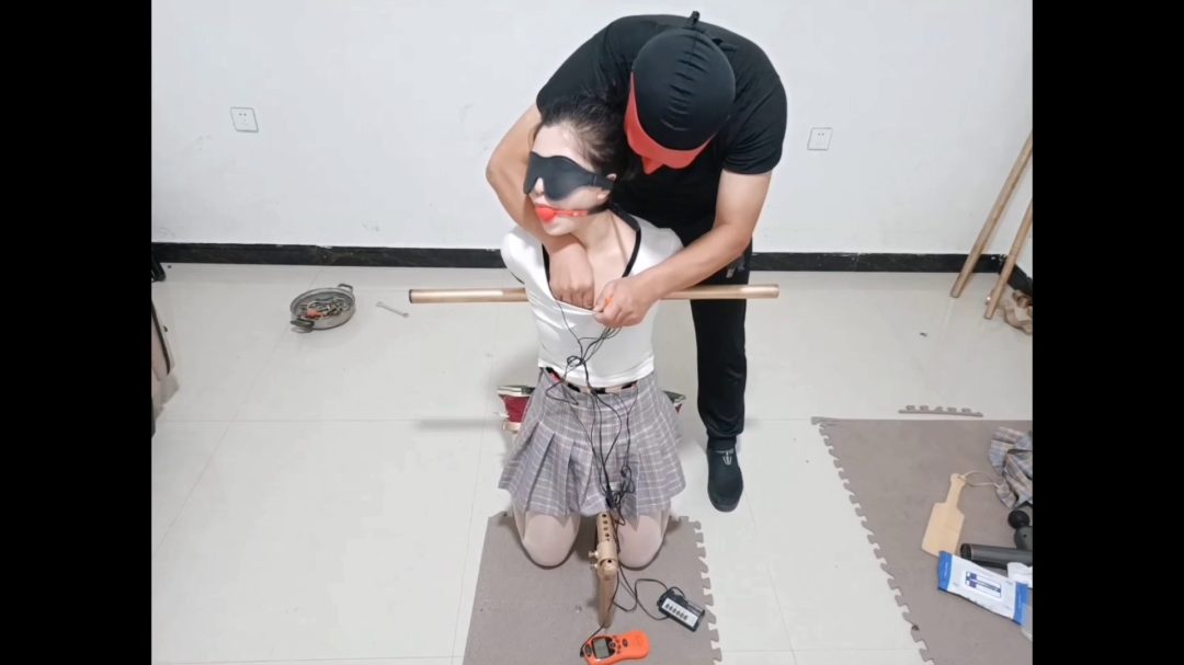 易美一天一夜 ,贞操带重型脚镣艰难行走 床上驷马 拘束架后弓sp重击 k9架-6