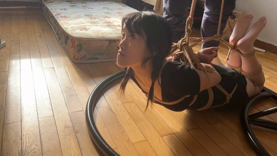 lo妹超紧舞蹈服白丝蛇缚驷马地吊-6