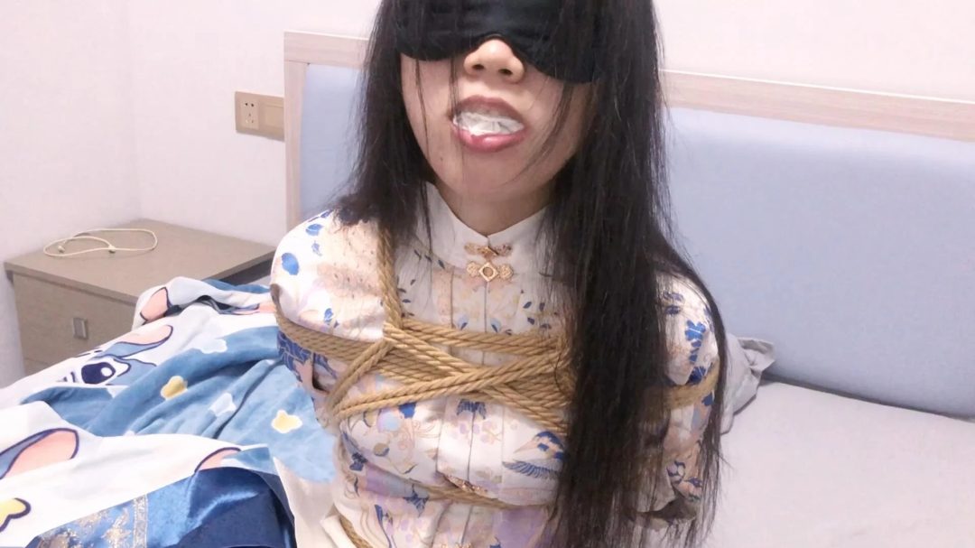 《圈养系》-汉服马面裙+日式捆绑并腿捆丝巾胶布封嘴睡觉+撕开胶布抽出丝巾+跪坐被投喂面包+自行喝牛奶+折腿M开腿捆+趴地撕下胶布抽出丝巾等等-4