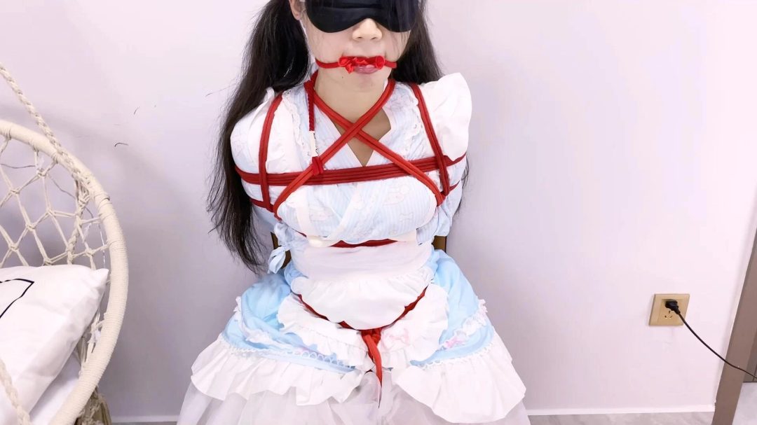 《路崽日记》-洛丽塔日式紧缚+胸缚+超紧股绳+红布塞嘴+红绳勒嘴+拉拽股绳牵着走+跪着走+鸭子坐+欧式直臂紧缚+后手吊缚+铁杆子紧勒-6