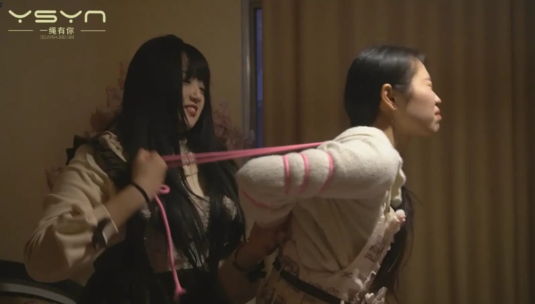 【被偷窥的恋爱】一对漂亮的洛丽塔女孩回到卧室秀恩爱被劫匪偷窥威胁各种样式捆绑挠痒痒-2