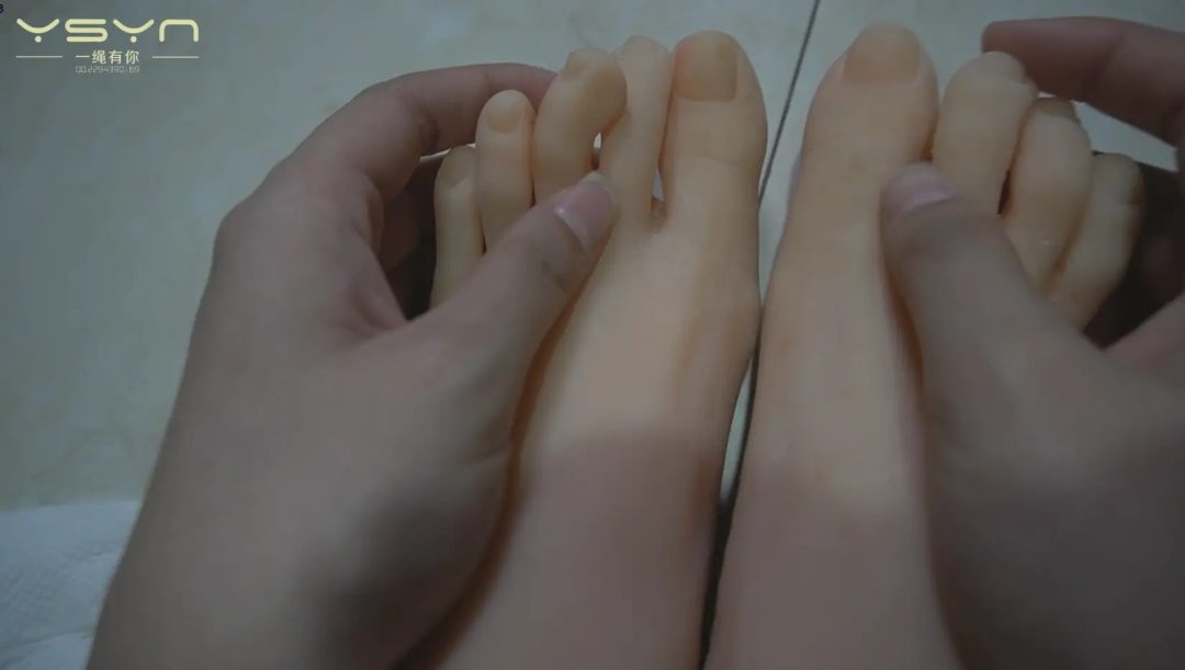 女特工刺杀任务完成却被抓吊在刑房一顿毒打龟甲敷口球蒙眼驷马挠痒抱着被砍断的双脚哭泣-8