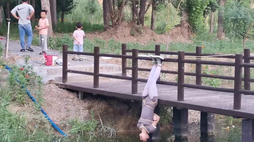 云儿偷偷，去小树林约会，被主人发现，不客气地惩罚各种吊绑，喝河里的臭水，惊险刺激-6