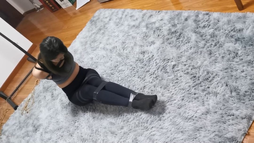 初中体育老师晓瑜，初次被捆，给大家表演一个挣扎-7