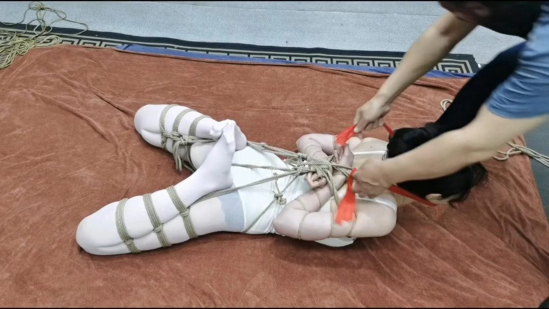 艺仙儿马步挣扎，紧缚五花驷马抢现金-13