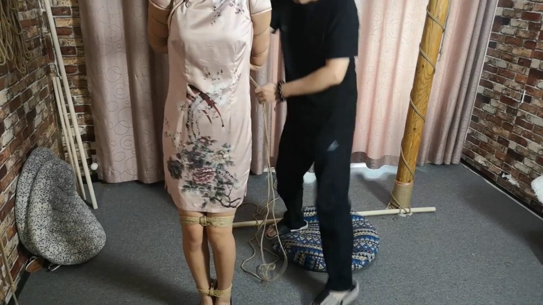 丽人旗袍挣扎 极限跪吊-5