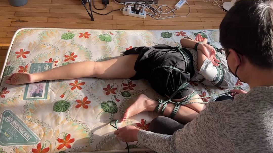 美琪的初绑马具口球超紧驷马-5