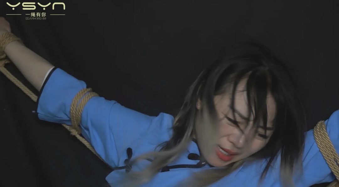 身着五四装的留洋女学生被抓刑房受尽吊打木马绳索勒腰老虎凳扎脚心绞死-5