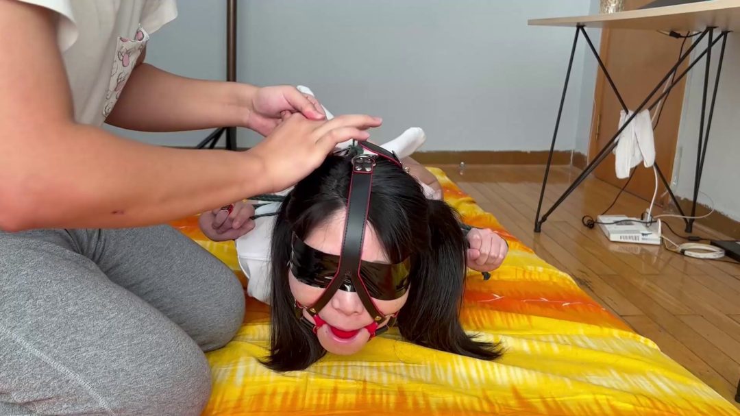 双马尾JK妹子尝试新姿势，驷马小鸡缚严厉驷马，马具口球堵嘴挣扎-5