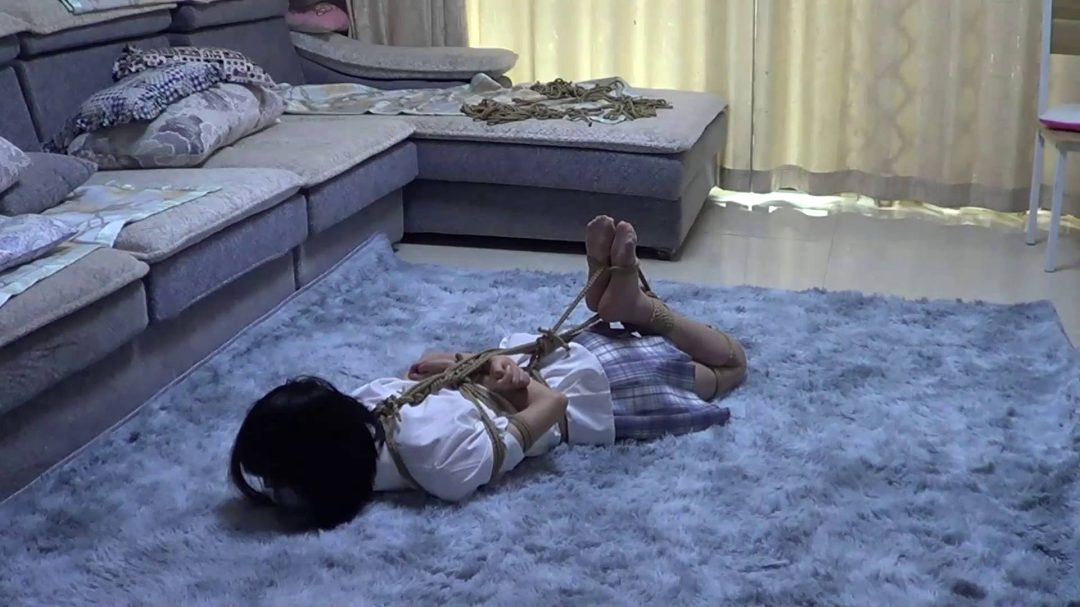 00后小美女红豆 极品颜值 蒙眼堵嘴 JK肉丝 超紧驷马找剪刀-2