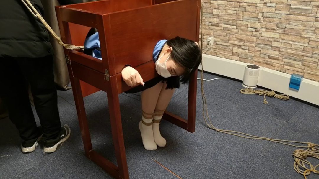 杨蕊五四装 两种凳子上的拷问-8