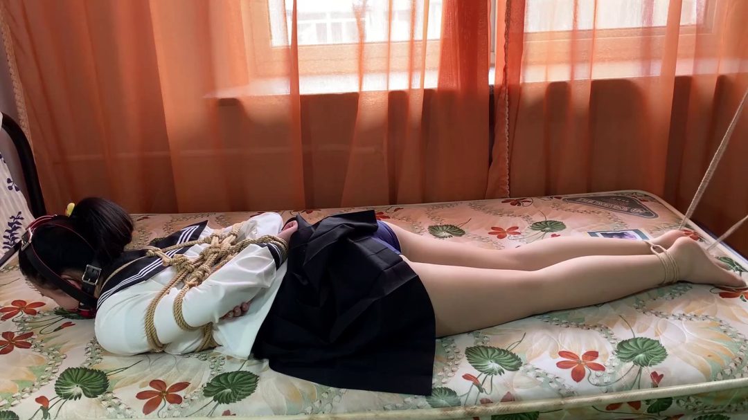 大学妹子 超紧驷马马具口球椅下放置肉丝tk挠痒-4