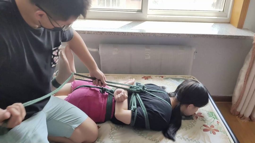 肉丝美少女欣妍股绳驷马缚窗台放置，强制抬头，马具口球堵嘴口水-3